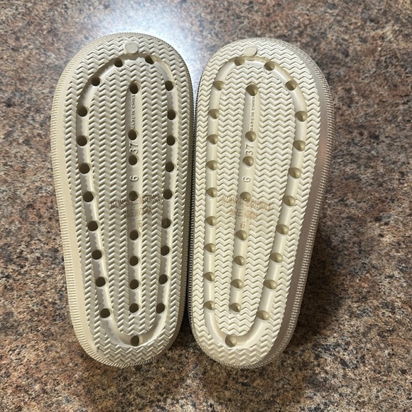 Wild Diva Lounge Maura Strap Sandals Size 6  Beige Open Toe Slip On Style - Picture 8 of 12